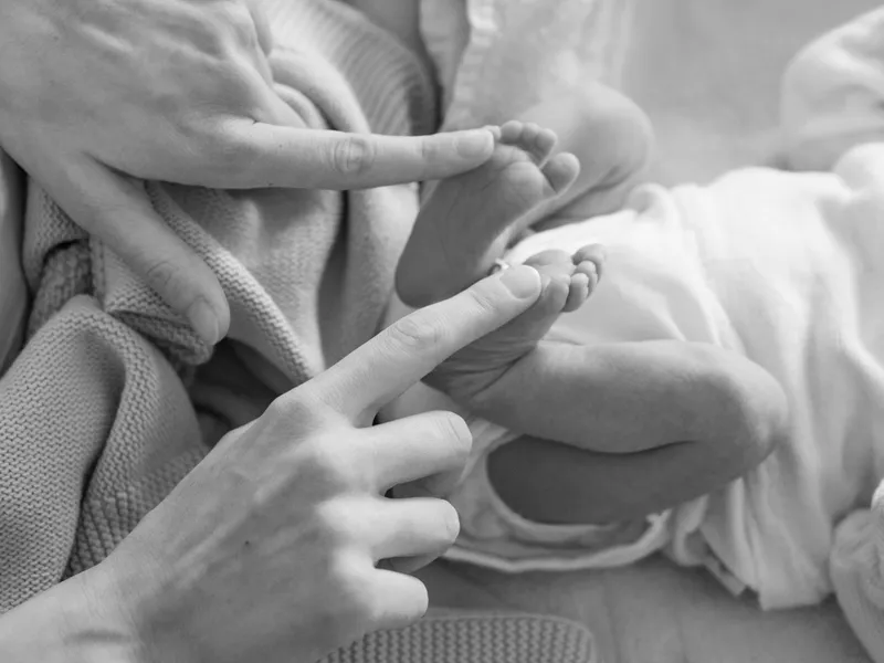 Krabbelgruppe mit entspannter Klangschalen Massage für Mutter und Kind